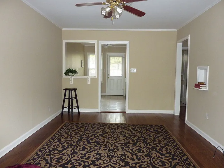 931 E 37th Pl — Photo 2
