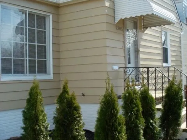 2285 S Taylor Rd, Cleveland Heights, OH 44118