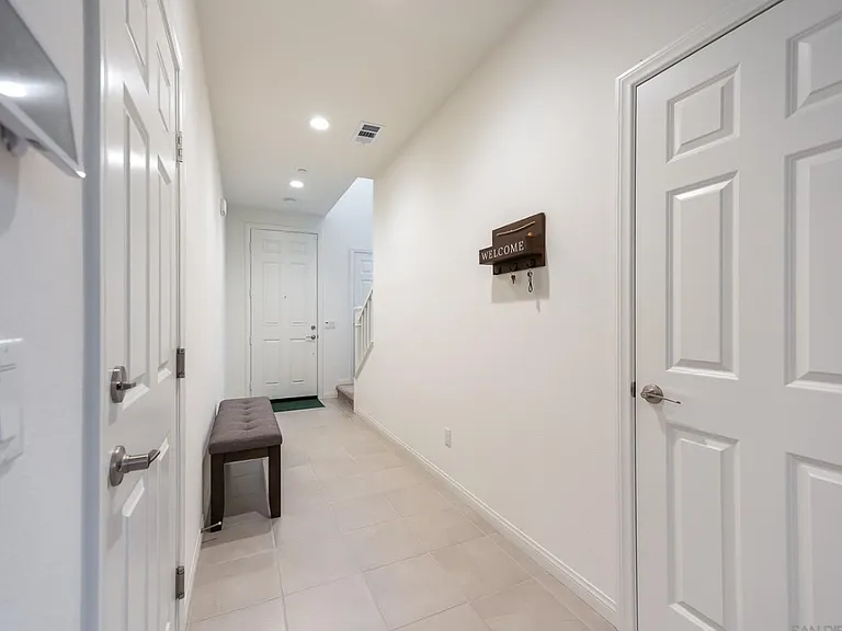 506 Longmeadow St — Photo 2