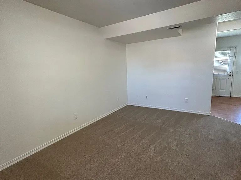 465 Taft — Photo 20