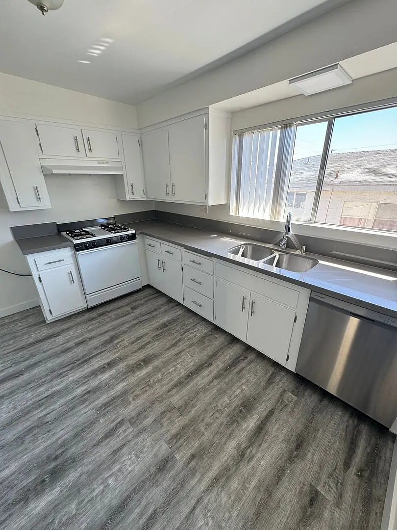 2120 Vanderbilt Lane, Redondo Beach, CA. — Photo 3