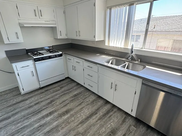 2120 Vanderbilt Lane, Redondo Beach, CA. — Photo 3