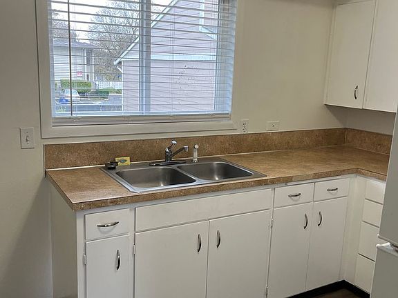2nd image of 2415 E Mill Plain Blvd #20