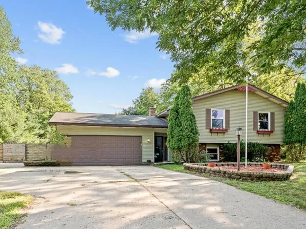 17423 Hiawatha Dr, Spring Lake, MI 49456
