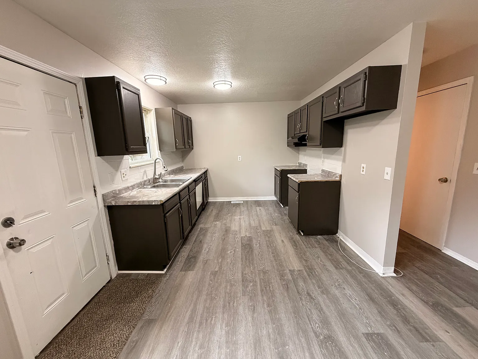 4 bed, 1.5 bath, 1440 sqft, $1,300 — Photo 4