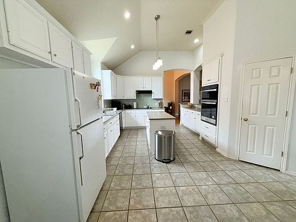 Kitchen (view #3)