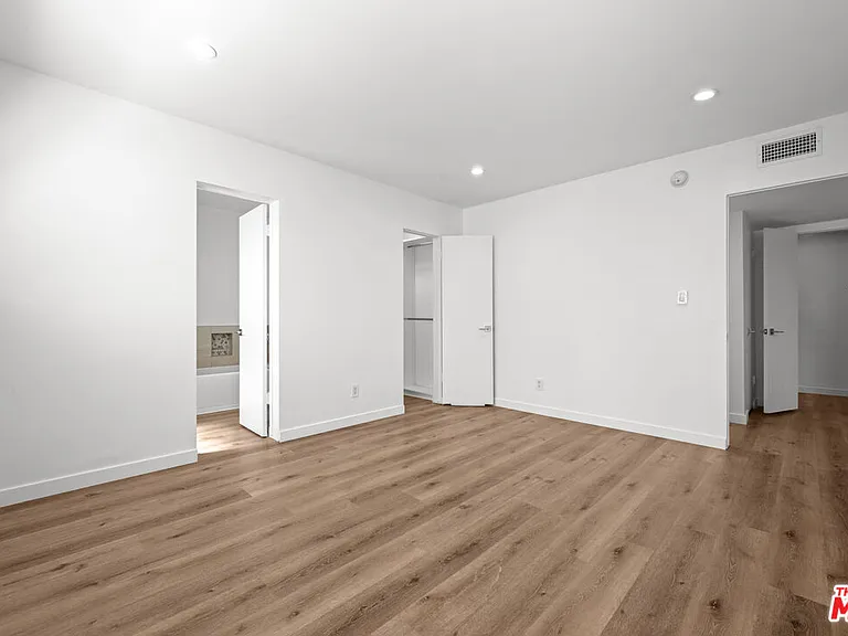 136 S Palm Dr #305 — Photo 13