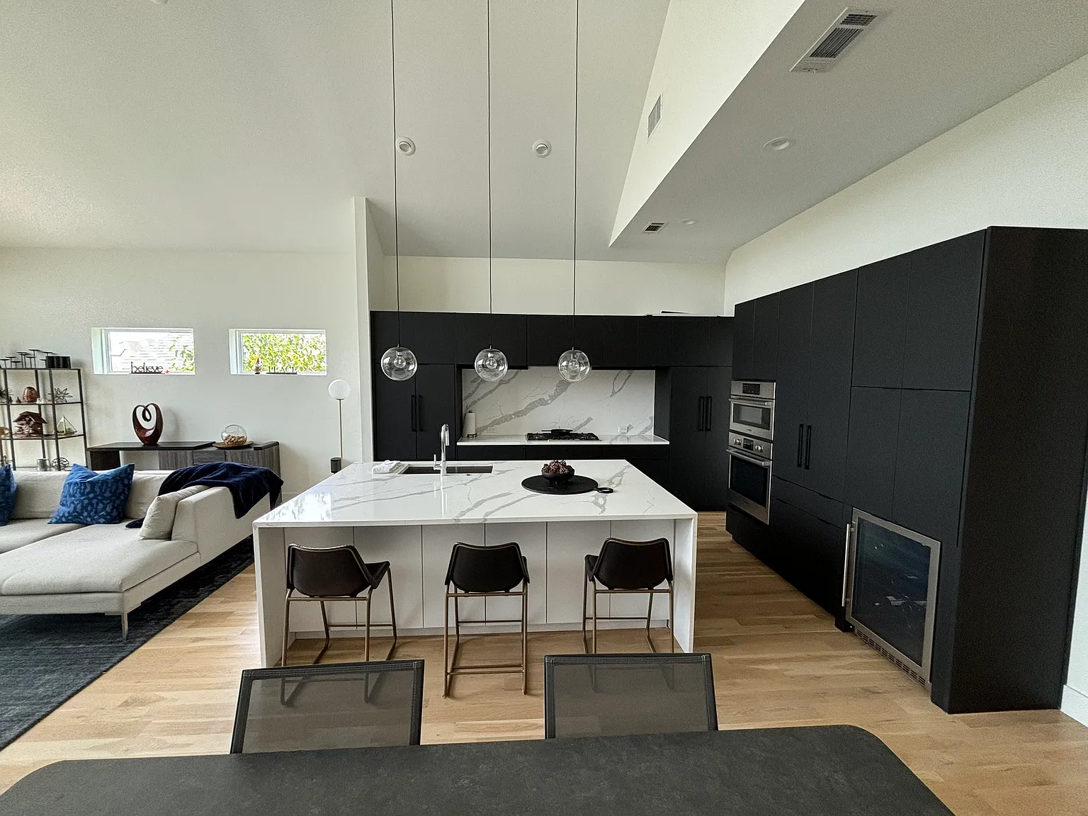 3 bed, 4.5 bath, 3000 sqft, $8,000 — Photo 3