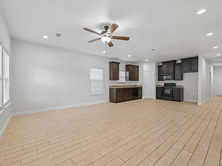 2911 Marshall St — Photo 5
