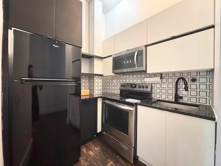 1487 Broadway #1A — Photo 2
