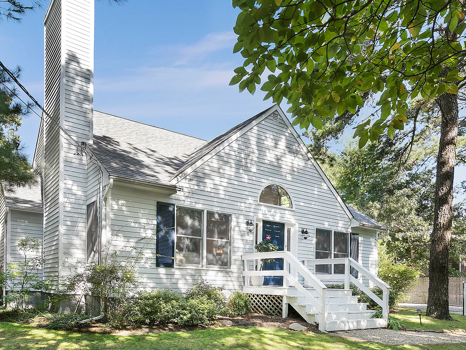 Centrally Located East Hampton 3 Bed 3 Bath Beach House — Photo 3