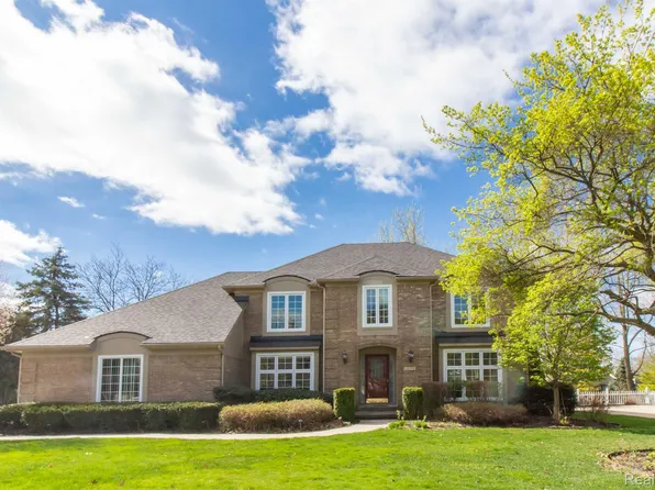 1275 Country Dr, Troy, MI 48098
