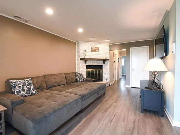 4th image of 15128 Evergreen Dr APT 3B