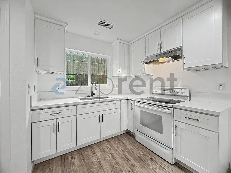 872 W 18th St #874 — Photo 3