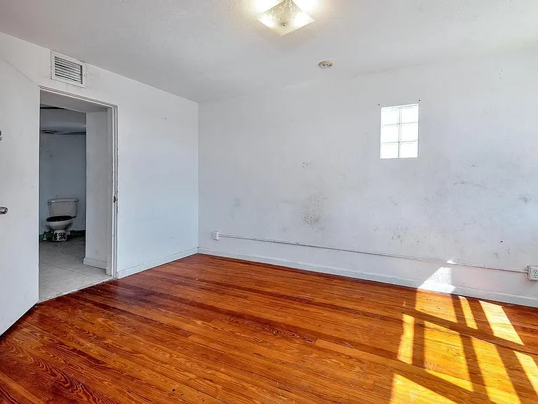 521 N Dixie Hwy — Photo 17