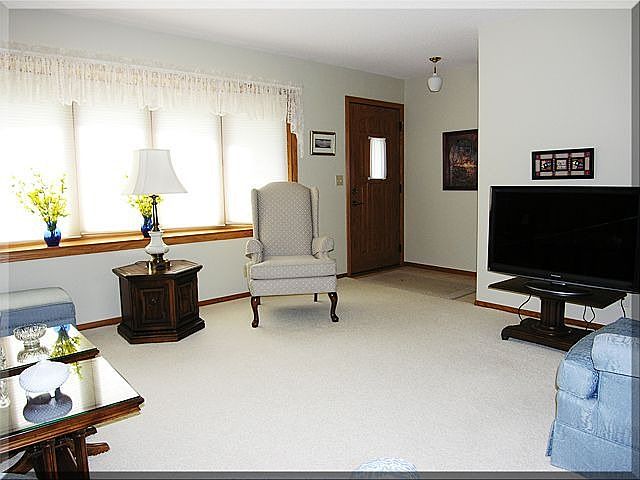 Large windows in spacious fr