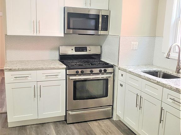4th image of 120 Alexander St Floor 1