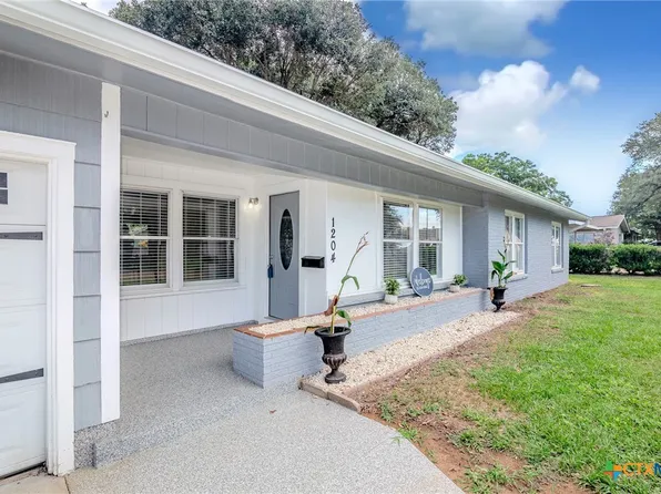 1204 E Poplar Ave, Victoria, TX 77901