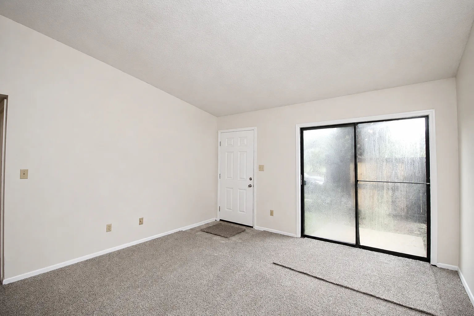 2 bed, 1.0 bath, 755 sqft, $1,050 — Photo 2