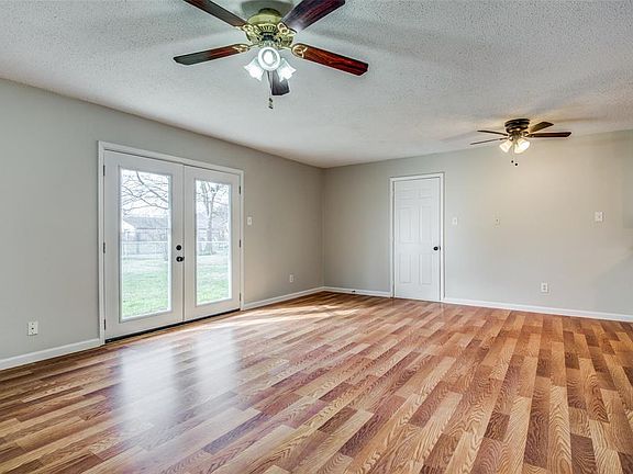 3rd image of 910 Greencove Dr
