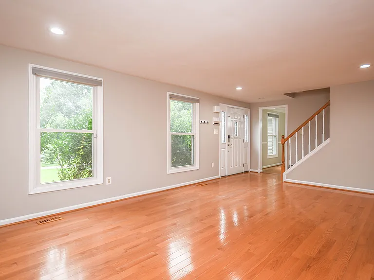 9627 Locust Hill Dr — Photo 2