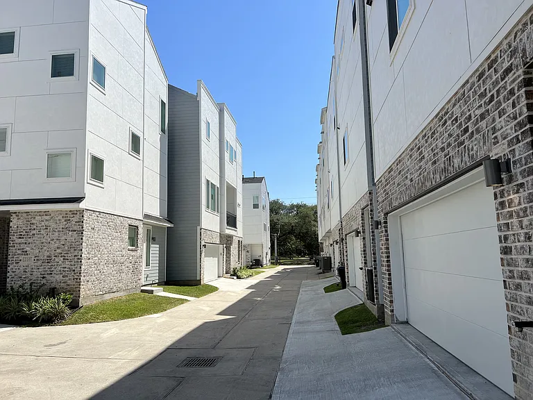 1503 Elgin St — Photo 7