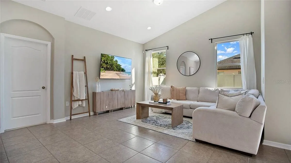 3 bed, 2.0 bath, 1759 sqft, $2,500 — Photo 3