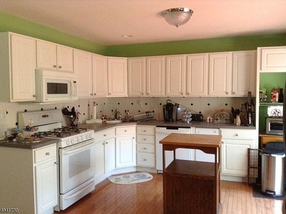 4th image of 17 Sweet Water Ln
