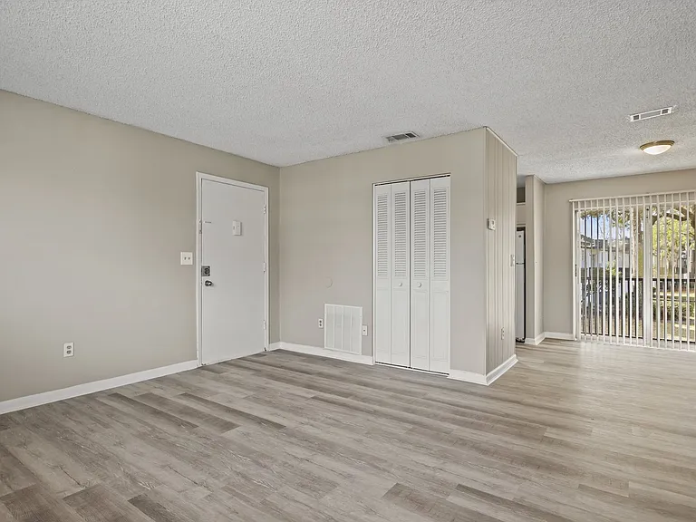 Riverbank Apartments — Photo 12
