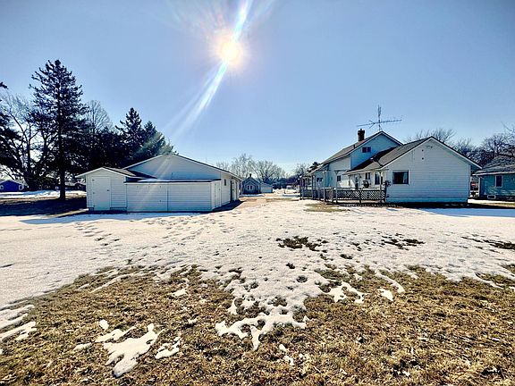 4th image of 611 8th St E