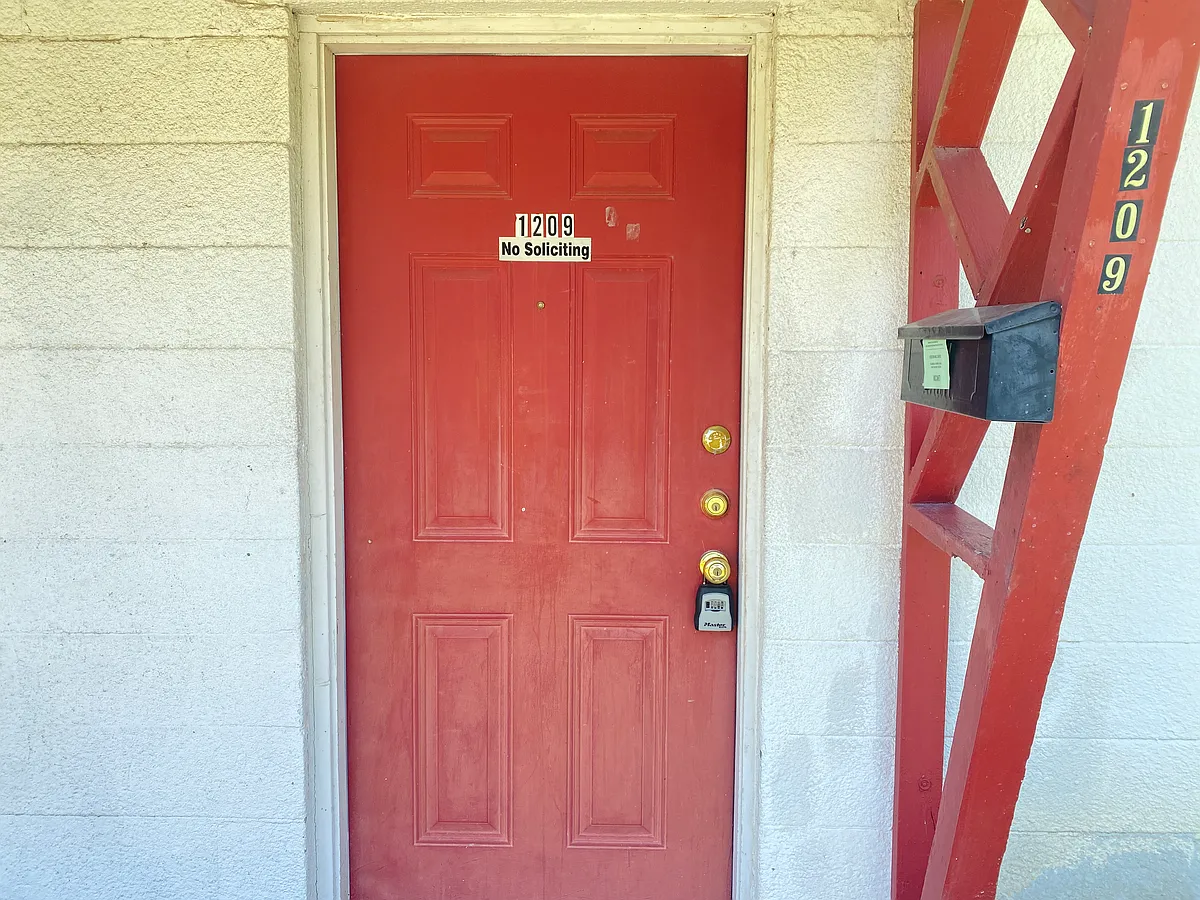 Building Photo - 1203 Hall St #1209