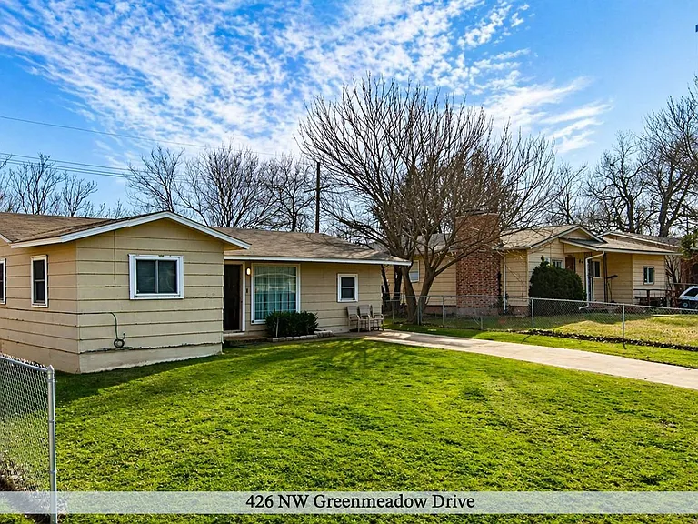 426 NW Greenmeadow Dr — Photo 2