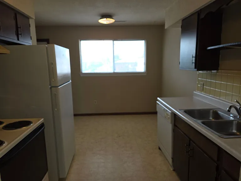 922 W Texas Ave — Photo 4