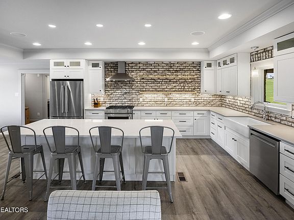 5th image of 2223 Andrea Ln
