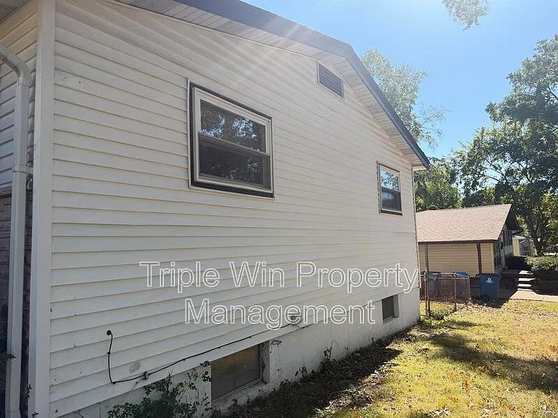 3 bed, 1.0 bath, 936 sqft, $1,350 — Photo 2