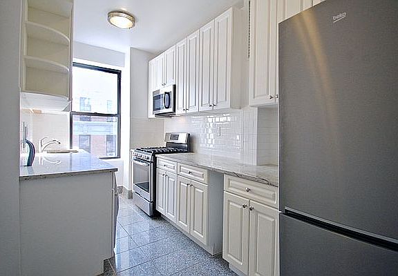 2nd image of 75 Saint Nicholas Pl APT 6B