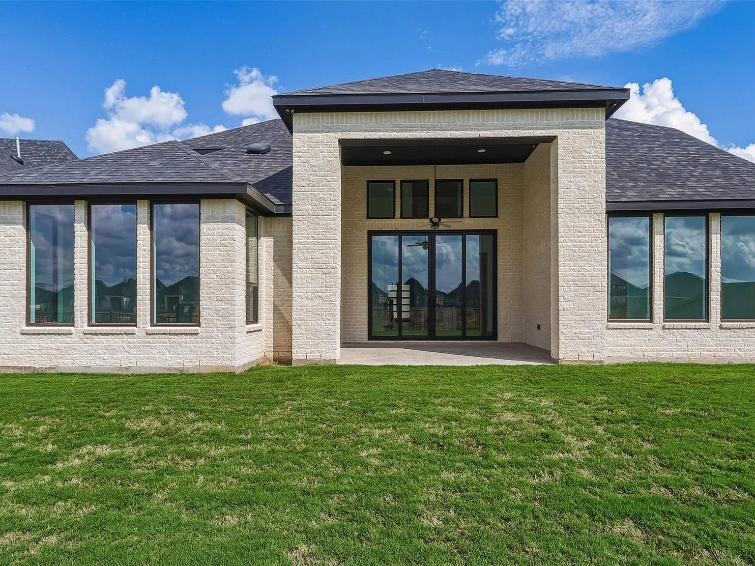 5 bed, 5.5 bath, 4359 sqft, $4,850 — Photo 4