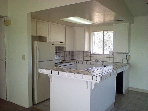Kitchen and breakfast bar