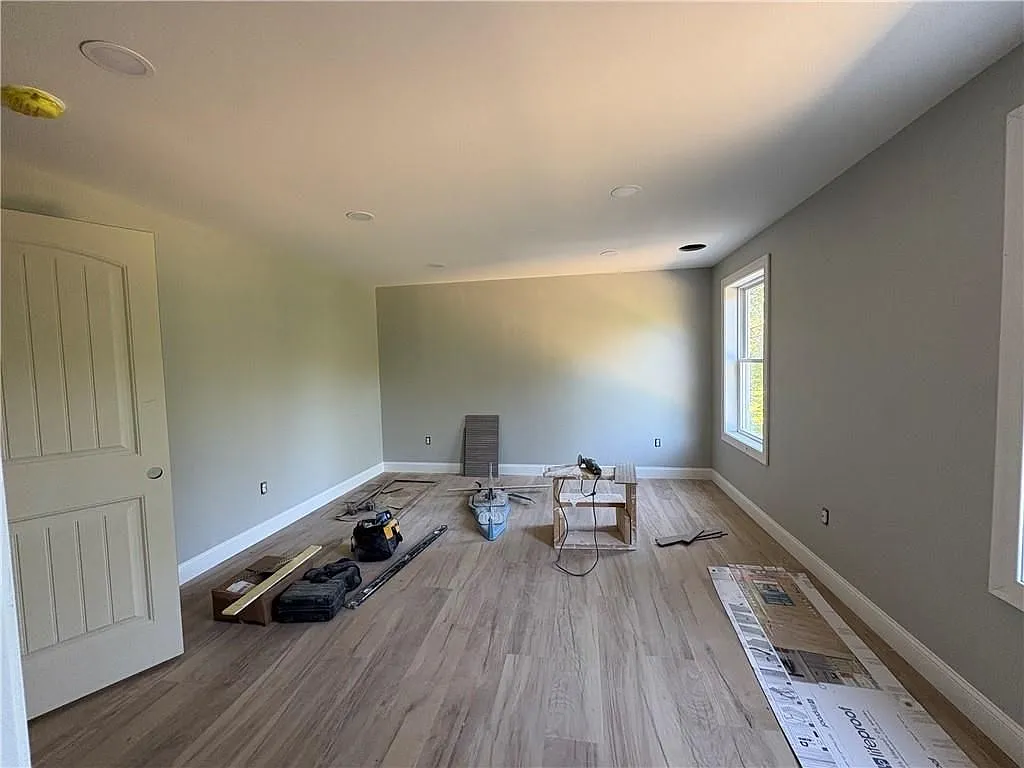 3 bed, 2.0 bath, 2100 sqft, $5,200 — Photo 4