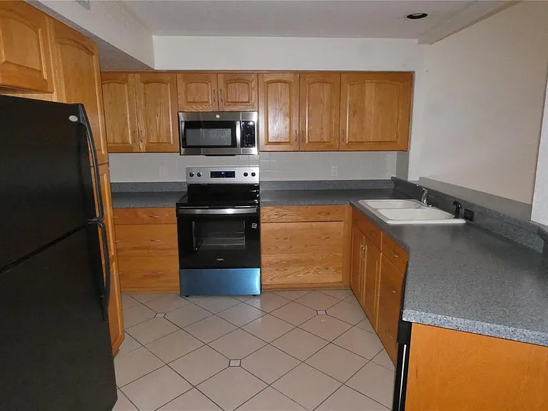 617 Segovia Ct NE — Photo 10