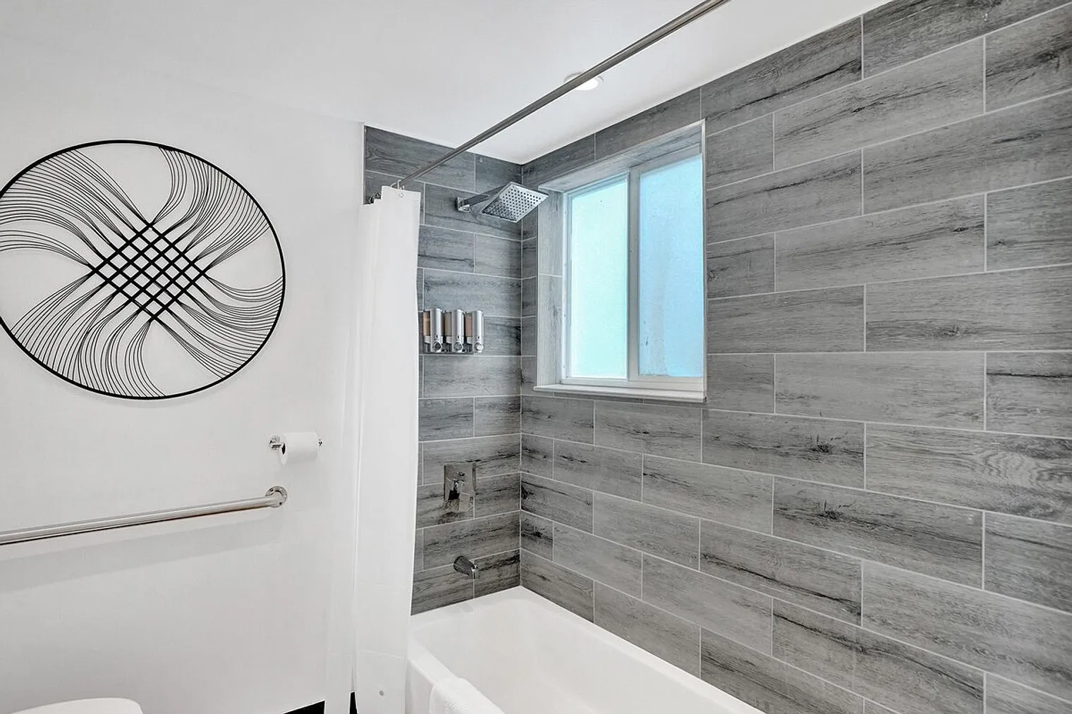 2 bed, 2.0 bath, 1076 sqft, $5,798 — Photo 4