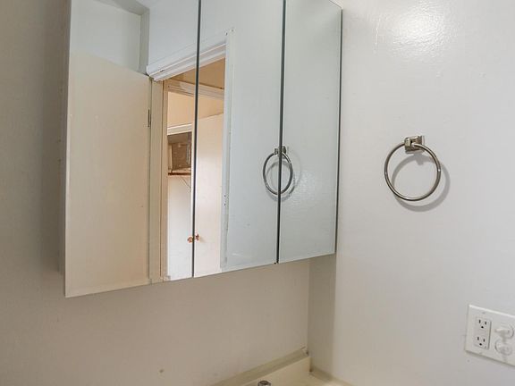 5th image of 1060 W Catalpa Ave #504