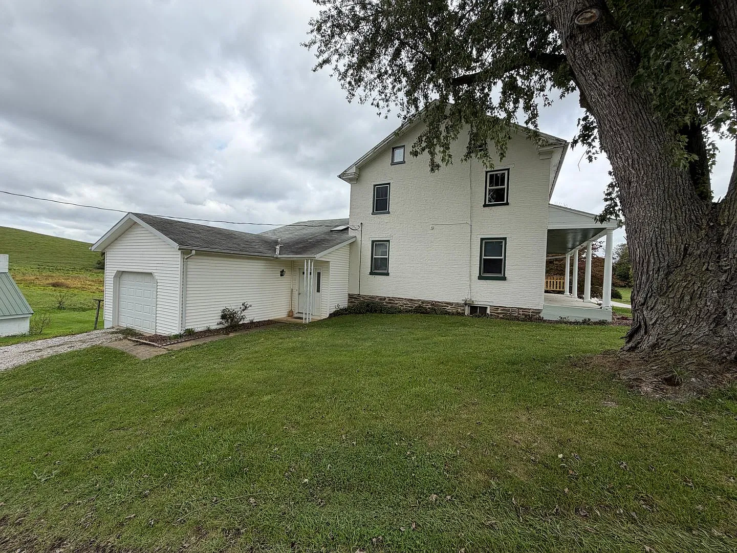 404 W. Springfield Rd. Farmhouse 4 Bedrooms | 2 Bathrooms | 3,468 Sq. Ft. — Photo 3