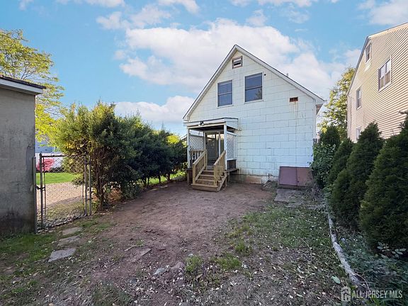 5th image of 578 Garden Ave