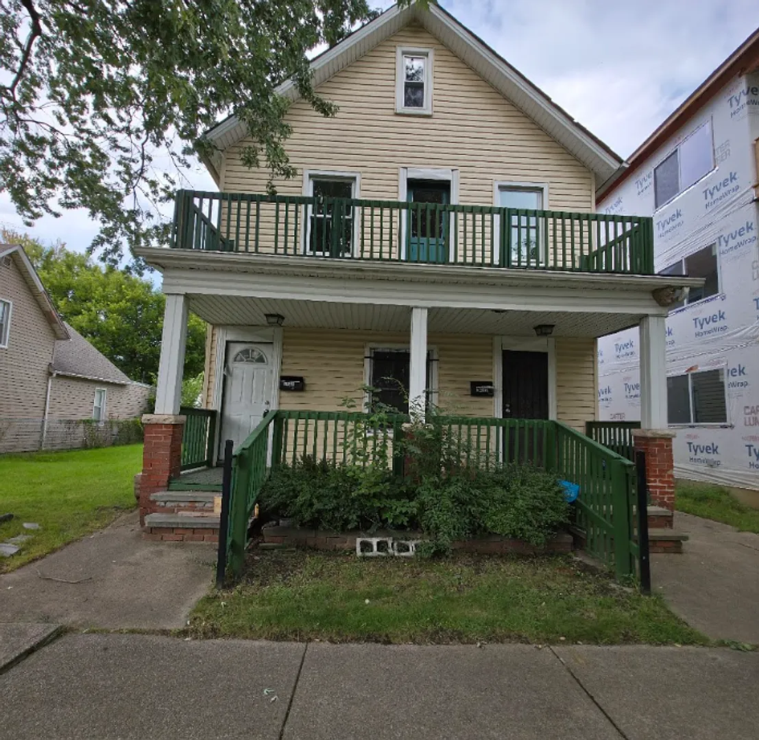 Multi Family Home 3 Bedroom and 1 Bath For Rent — Photo 2