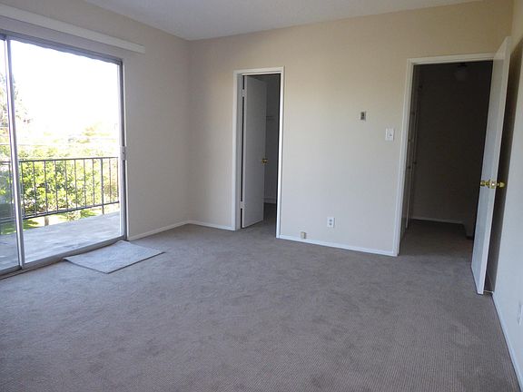 Bedroom with walk-in closet, balcony, 2nd floor