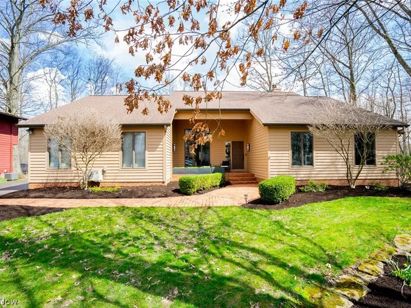 5237 Logan Arms Dr, Girard, OH 44420