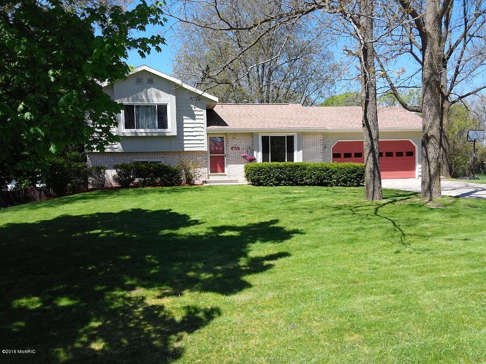 1st image of 8175 Courtland Dr NE