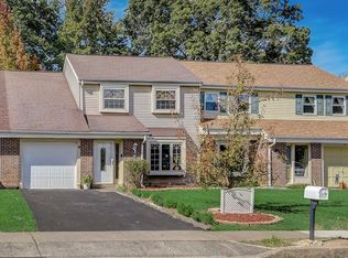85 Green Woods Dr, Horsham, PA 19044