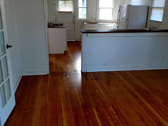 3rd image of 1224 E Main St